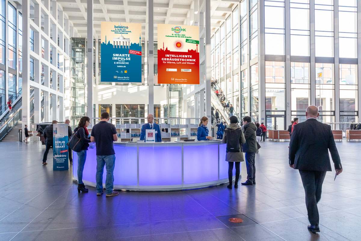 Vom 8. bis zum 10. November 2022 finden die Fachmessen belektro und SmartHK auf dem Berliner Messegelände statt. Vom 8. bis zum 10. November 2022 finden die Fachmessen belektro und SmartHK auf dem Berliner Messegelände statt.