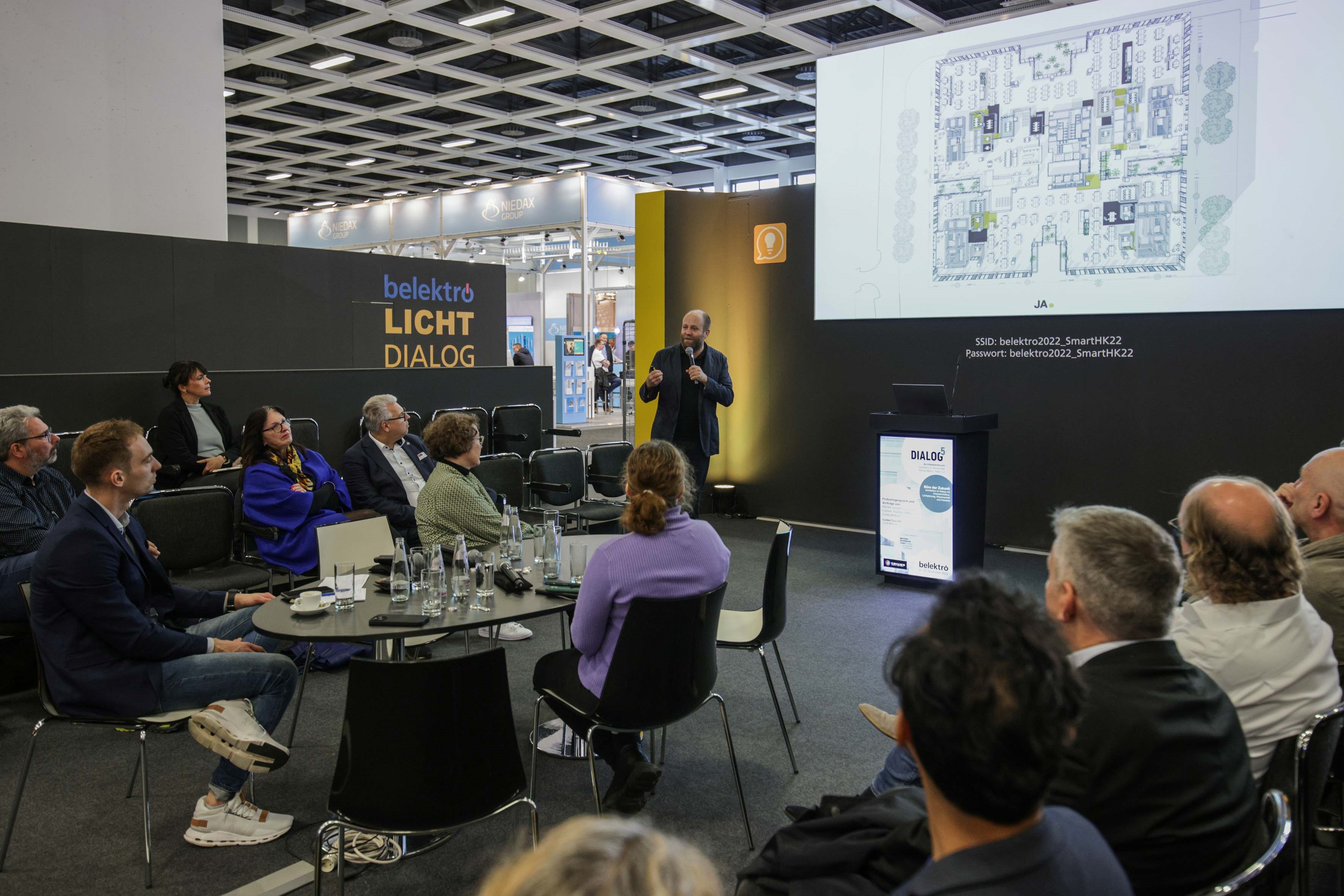 In Fachforen wie LICHT-DIALOG und Architektenforum standen die Themen Nachhaltigkeit und Digitalisierung im Fokus. In Fachforen wie LICHT-DIALOG und Architektenforum standen die Themen Nachhaltigkeit und Digitalisierung im Fokus.