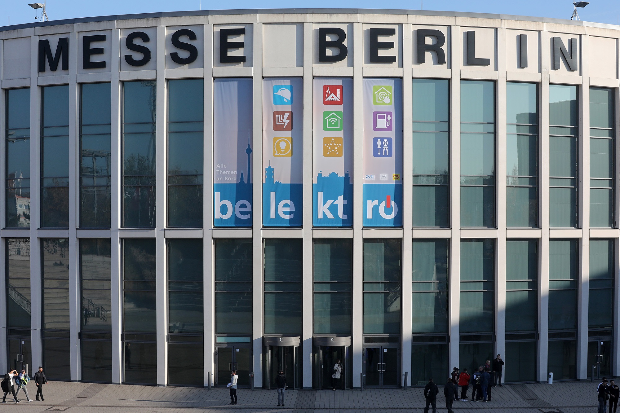 Vom 8. bis zum 10. November finden die Fachmessen belektro und SmartHK auf dem Gelände der Messe Berlin statt. Vom 8. bis zum 10. November finden die Fachmessen belektro und SmartHK auf dem Gelände der Messe Berlin statt.