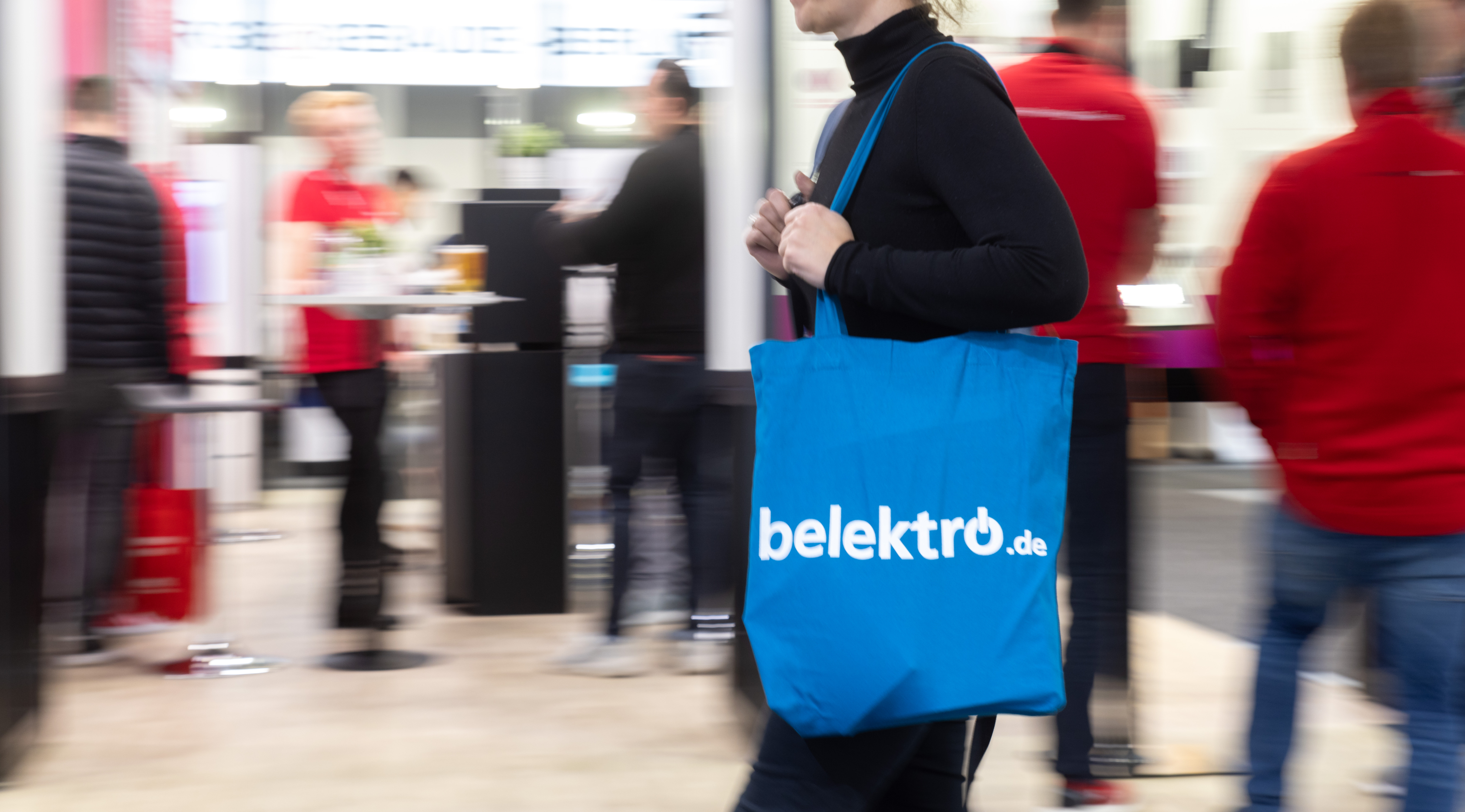 Person mit Belektro Tasche